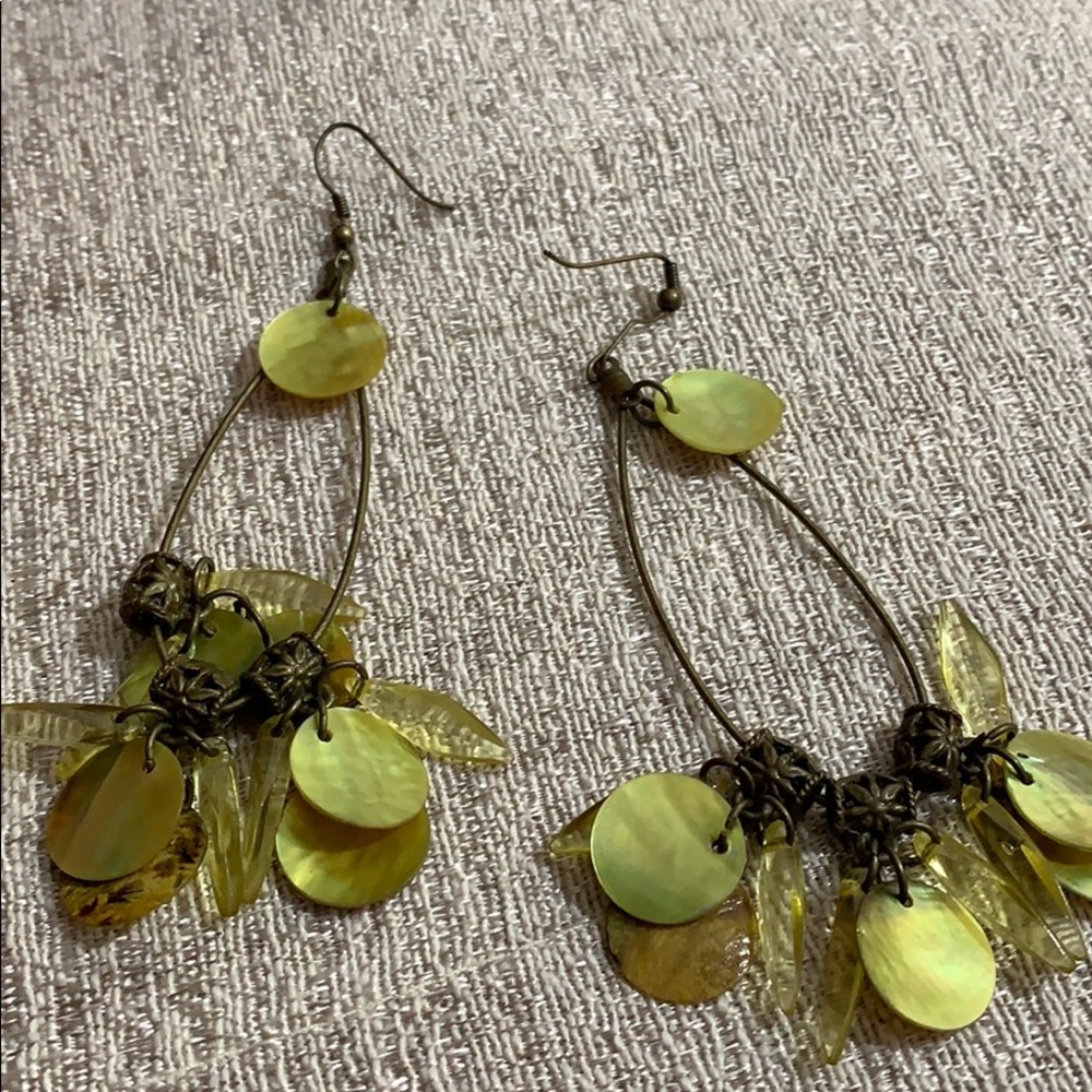 Metal w Shell Dangling Earringd - Picture 2 of 6